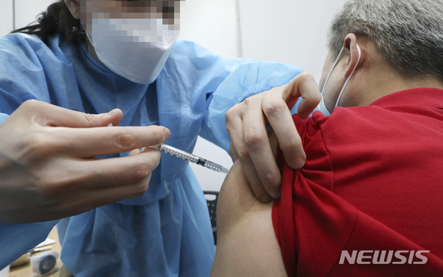 [서울=뉴시스]최진석 기자 = 6일 오전 서울 성북구청 코로나19 예방접종센터를 찾은 시민이 백신 예방접종을 하고 있다. 2021.04.06. myjs@newsis.com