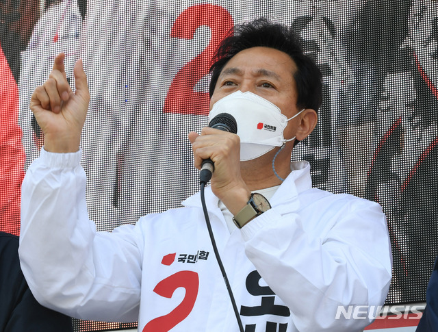[서울=뉴시스]국회사진기자단 = 오세훈 국민의힘 서울시장 후보가 6일 서울 노원구 상계백병원 사거리 유세에서 시민들에게 지지를 호소하고 있다. 2021.04.06. photo@newsis.com