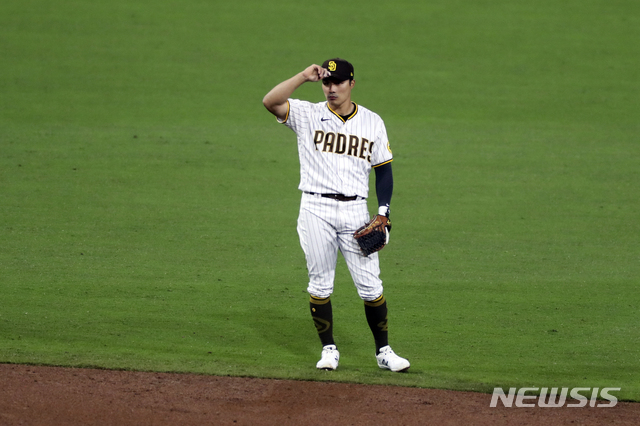 [샌디에이고=AP/뉴시스]샌디에이고 파드리스의 김하성이 5일(현지시간) 미 캘리포니아주 샌디에이고의 샌디에이고 펫코파크에서 열린 샌프란시스코 자이언츠와의 2021 메이저리그 홈경기 4회 초 수비하고 있다. 김하성은 페르난도 타티스 주니어의 부상으로 교체 출전했다. 2021.04.06.