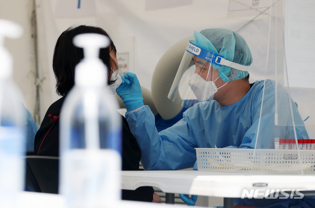 [서울=뉴시스]고승민 기자 = 지난 6일 서울 삼성역 임시선별검사소를 찾은 시민이 검사를 하고 있다. 2021.04.06. kkssmm99@newsis.com