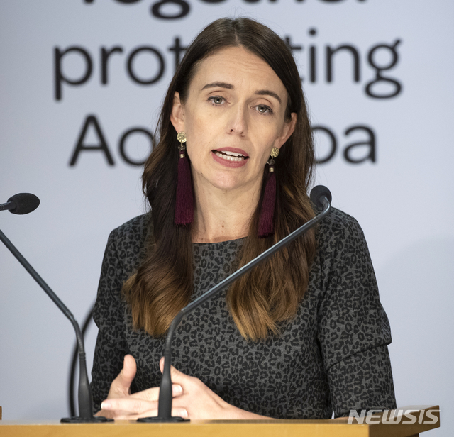 [웰링턴=AP/뉴시스]저신다 아던 뉴질랜드 총리가 6일 웰링턴에서 열린 기자회견을 통해 호주와 무방역 여행 협약을 체결했다고 밝혔다. 2021.04.06.