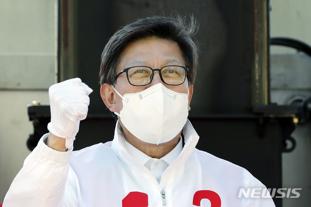 [부산=뉴시스]최동준 기자 = 국민의힘 박형준 부산시장 후보가 6일 부산 강서구 가덕도전망대에서 유세를 열고 지지를 호소하고 있다. 2021.04.06. photocdj@newsis.com