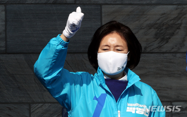 [서울=뉴시스]국회사진기자단 = 박영선 더불어민주당 서울시장 후보가 6일 오후 서울 서대문구 홍제역에서 열린 집중유세에서 지지를 호소하고 있다. 2021.04.06. photo@newsis.com