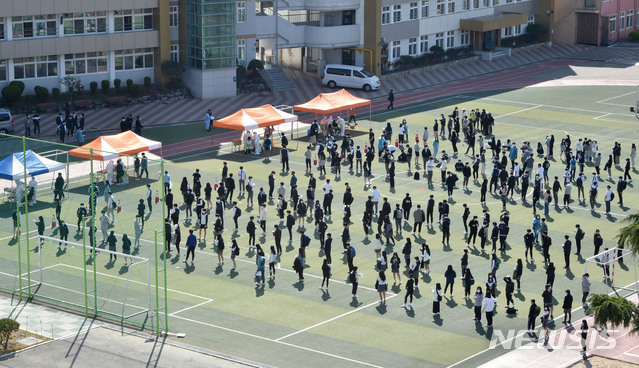 [대구=뉴시스] 이무열 기자 = 대구 수성구의 한 고등학교에서 코로나19 확진자가 발생한 지난 6일 학생들이 진단검사를 받기 위해 운동장에 줄지어 차례를 기다리고 있다. 2021.04.06. lmy@newsis.com