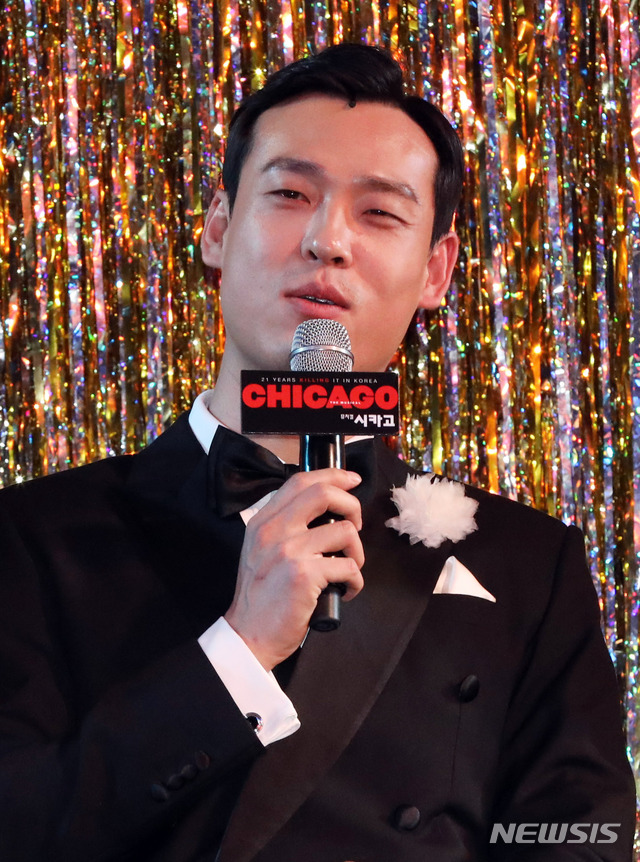 [서울=뉴시스]고범준 기자 = 배우 최재림이 6일 오후 서울 구로구 디큐브아트센터에서 열린 뮤지컬 '시카고' 프레스콜에서 인사말을 하고 있다. 2021.04.06. bjko@newsis.com