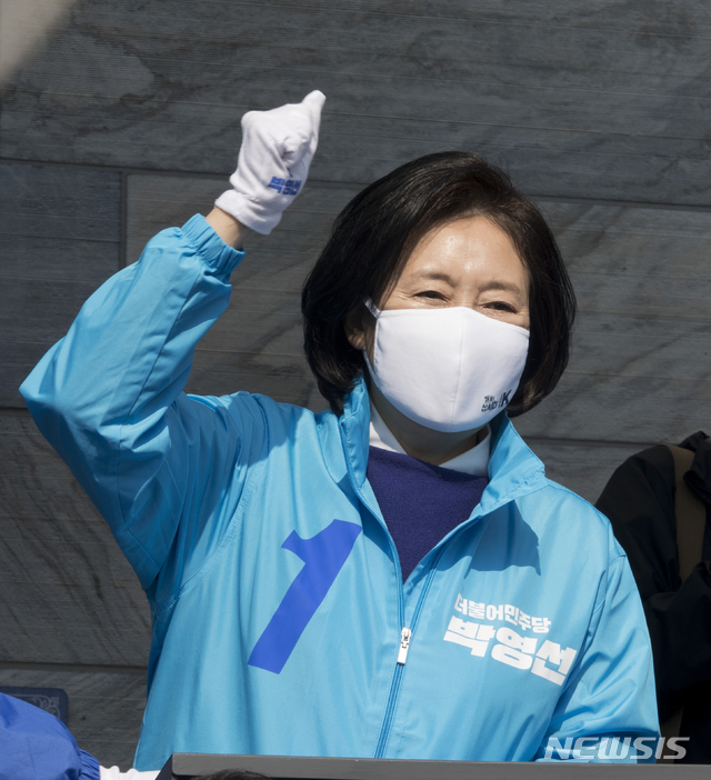 [서울=뉴시스]국회사진기자단 = 박영선 더불어민주당 서울시장 후보가 6일 오후 서울 서대문구 홍제역에서 열린 집중유세에서 지지를 호소하고 있다. 2021.04.06. photo@newsis.com