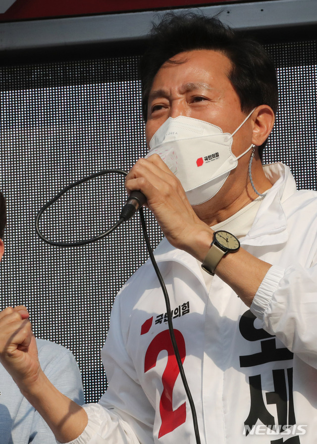 [서울=뉴시스]국회사진기자단 = 서울시장 보궐선거 투표일을 하루 앞둔 6일 오후 오세훈 국민의힘 서울시장 후보가 서울 은평구 불광천변에서 지지를 호소하고 있다. 2021.04.06. photo@newsis.com