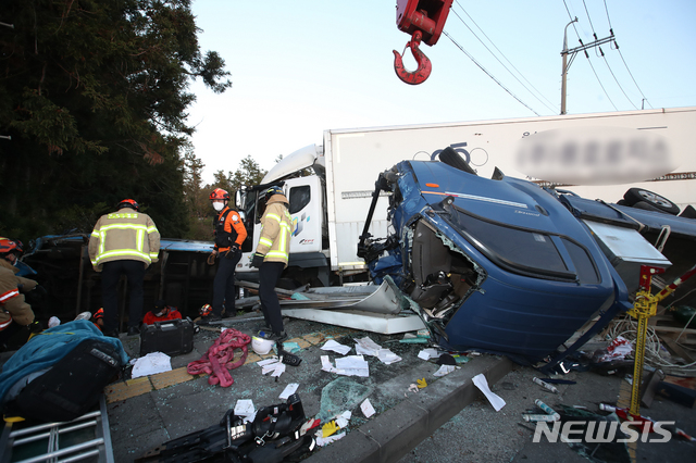 [제주=뉴시스]우장호 기자 = 6일 오후 제주시 아라1동 제주대학교 입구 사거리에서 버스 2대와 4.5t 트럭 1대, 1톤 트럭 1대 등 총 4대가 충돌하는 사고가 발생했다. 출동 소방대원이 현장 안정화 조치를 하고 있다. 2021.04.06. woo1223@newsis.com