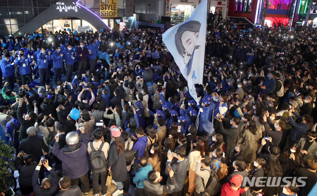 [서울=뉴시스]국회사진기자단 = 박영선 더불어민주당 서울시장 후보가 6일 오후 서울 마포구 서교동 상상마당 앞 집중유세에서 지지자들에게 인사하고 있다. 2021.04.06. photo@newsis.com