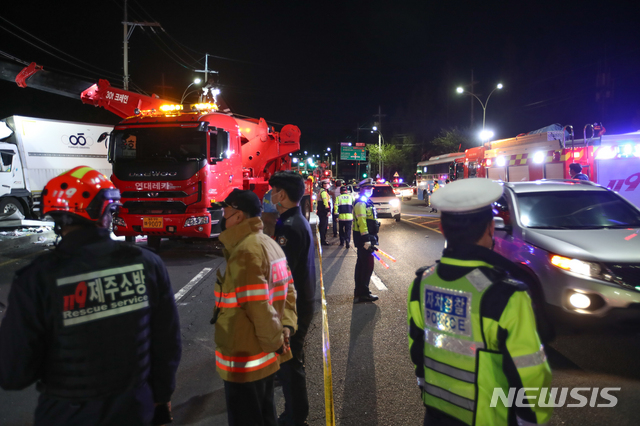 [제주=뉴시스]우장호 기자 = 6일 오후 제주시 아라1동 제주대학교 입구 사거리에서 버스 2대와 4.5t 트럭 1대, 1톤 트럭 1대 등 총 4대가 충돌하는 사고가 발생했다. 출동 소방대원이 현장 안정화 조치를 하고 있다. 2021.04.06. woo1223@newsis.com