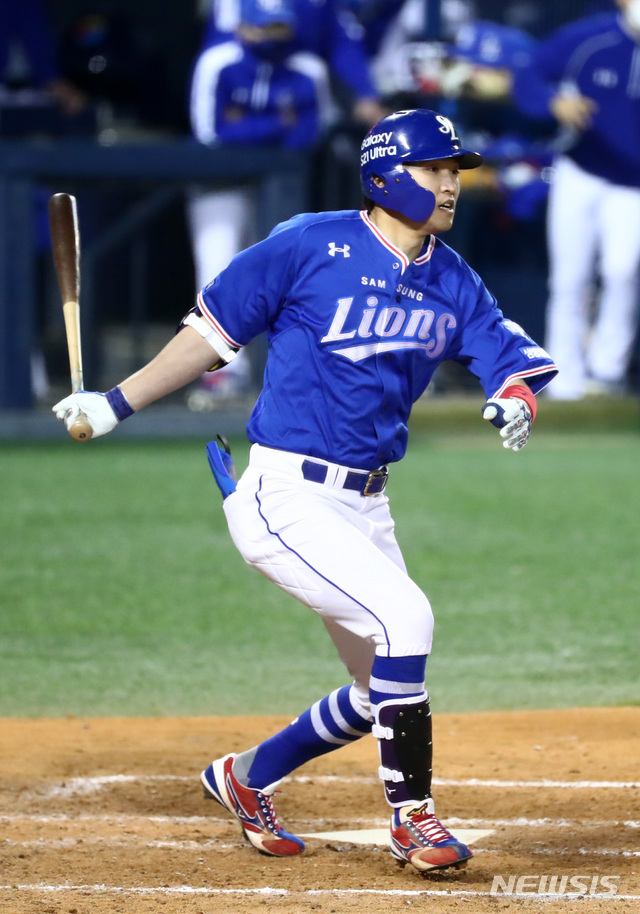 [서울=뉴시스]이영환 기자 = 6일 오후 서울 송파구 잠실야구장에서 열린 2021 신한은행 SOL KBO리그 두산 베어스와 삼성 라이온즈의 경기, 5회초 1사 주자 1,2루 삼성 박해민이 우익수 앞 1타점 적시타를 날리고 있다. 2021.04.06. 20hwan@newsis.com