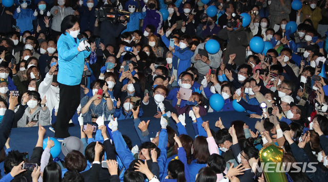 [서울=뉴시스]국회사진기자단 = 박영선 더불어민주당 서울시장 후보가 6일 오후 서울 마포구 서교동 상상마당 앞 집중유세에서 지지자들에게 인사하고 있다. 2021.04.06. photo@newsis.com