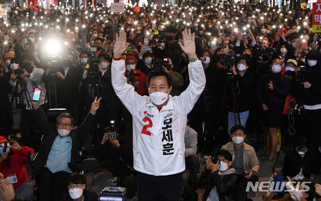 [서울=뉴시스]국회사진기자단 = 오세훈 국민의힘 서울시장 후보가 6일 서울 서대문구 현대백화점 유플렉스 앞에서 열린 파이널 유세에서 지지를 호소하고 있다. 2021.04.06. photo@newsis.com