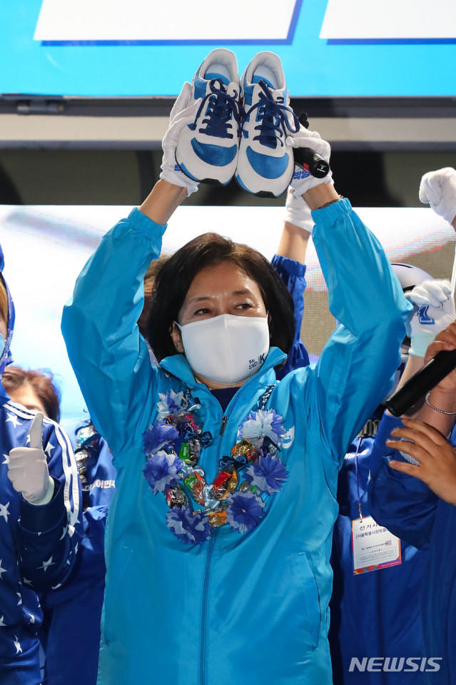 [서울=뉴시스]국회사진기자단 = 더불어민주당 박영선 서울시장 후보가 6일 서울 마포구 상상마당 인근에서 열린 집중유세에서 캠프 홍보원들이 선물한 운동화를 들어보이고 있다. 2021.04.06. photo@newsis.com