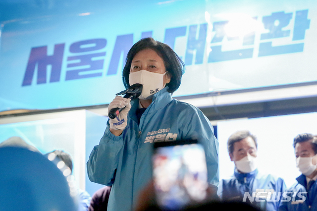 [서울=뉴시스]국회사진기자단 = 더불어민주당 박영선 서울시장 후보가 지난 6일 서울 마포구 상상마당 인근에서 열린 집중유세에서 지지를 호소하고 있다. 2021.04.06. photo@newsis.com