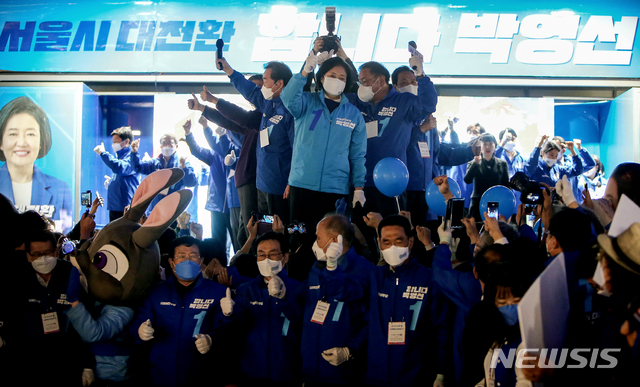 [서울=뉴시스]국회사진기자단 = 더불어민주당 박영선 서울시장 후보가 6일 서울 마포구 상상마당 인근에서 열린 집중유세에서 지지를 호소하고 있다. 2021.04.06. photo@newsis.com