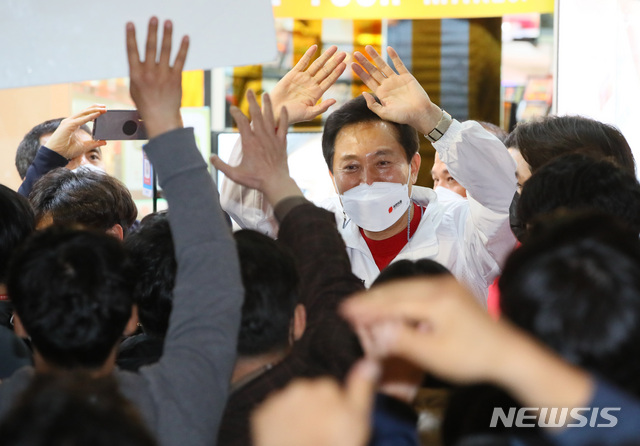 [서울=뉴시스]국회사진기자단 = 오세훈 국민의힘 서울시장 후보가 공식 선거운동 마지막날인 지난 6일 오후 서울 서대문구 현대백화점 유플렉스 앞에서 열린 집중유세에서 지지자들과 인사하고 있다. 2021.04.07. photo@newsis.com