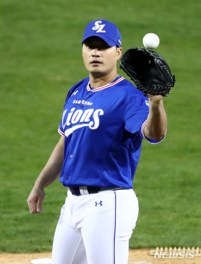 [서울=뉴시스]이영환 기자 = 6일 오후 서울 송파구 잠실야구장에서 열린 2021 신한은행 SOL KBO리그 두산 베어스와 삼성 라이온즈의 경기, 8회말 삼성 오승환이 공을 잡고 있다. 2021.04.06. 20hwan@newsis.com