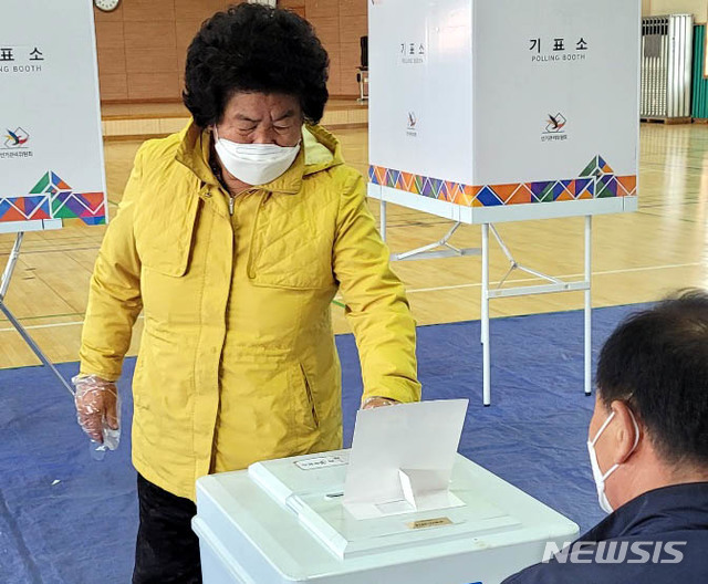 [순천=뉴시스]김석훈 기자 = 7일 오전 전남 순천시 1선거구인 풍덕동 풍덕중학교 투표소에서 유권자들이 순천시의원을 선출하는 투표를 하고 있다. 2021.04.07 kim@newsis.com 