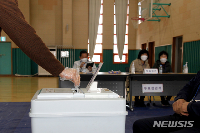 [순천=뉴시스]김석훈 기자 = 7일 오전 전남 순천시 제1선거구인 풍덕3투표소에서 투표가 진행되고 있다. 2021.04.07 kim@newsis.com 