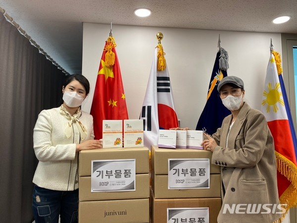 [서울=뉴시스]국제문화교류재단(ICCF) 박수인 국장과 제이알제이 이라준(왼쪽) 대표가 기념촬영을 하고 있다.(사진 = 제이알제이 제공)