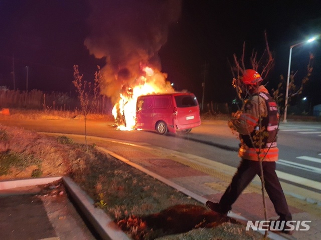 [보은=뉴시스] 이민우 기자 = 7일 오전 2시46분께 충북 보은군 삼성면 한 도로에서 A(28)씨가 몰던 스타렉스 승합차에서 엔진 과열로 추정되는 불이 났다. (사진=보은소방서 제공) 2021.04.07. photo@newsis.com *재판매 및 DB 금지