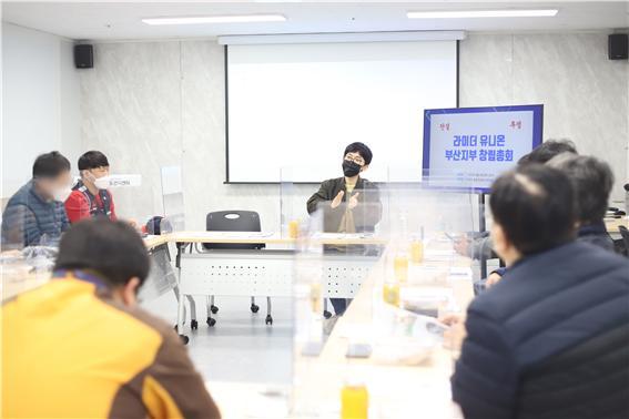 [부산=뉴시스] 라이더유니온 박정훈 위원장이 부산경남지부 창립총회에 참석해 노조의 역할에 대해 설명하고 있다.(사진=부산노동권익센터 제공) *재판매 및 DB 금지