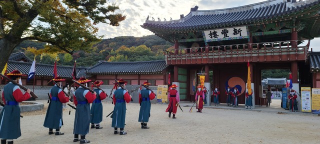 [수원=뉴시스] 장용영 수문군 교대의식. (사진=수원문화재단 제공) *재판매 및 DB 금지