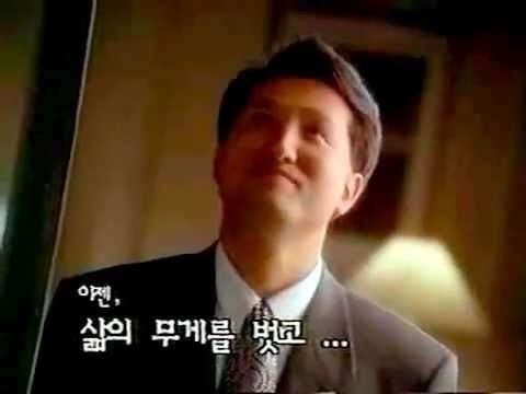 [서울=뉴시스] 1994년 남성 정장브랜드 로가디스의 TV 광고에 출연한 오세훈 당시 변호사의 모습. '스타 변호사'로 떠오르며 전국적인 인지도를 쌓은 그는 1990년대 인기 연예인들이 출연하던 남성 정장 브랜드의 모델로 기용됐다. (사진=한국광고총연합회 광고정보센터) 2021.04.07