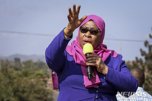 [탕가(탄자니아)=AP/뉴시스]탄자니아 탕가 순방에 나선 사미아 술루후 하산 대통령이 지난 3월16일 연설을 하고 있다. 사미아 대통령은 탄자니아 여자 축구선수들은 가슴이 크지 않아 결혼 상대로 매력이 없다고 발언, 거센 비난에 휩쓸렸다고 영국 BBC가 23일(현지시간) 보도했다 2021.8.24. 