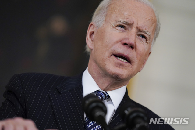 [워싱턴=AP/뉴시스]조 바이든 미국 대통령이 6일(현지시간) 백악관 스테이트 다이닝룸에서 코로나19 백신 관련해 연설하고 있다. 바이든 대통령은 애초 5월1일 목표에서 2주가량 앞당긴 오는 19일부터 미국의 모든 성인이 백신 접종 자격을 얻을 것이라고 말했다. 2021.04.07.