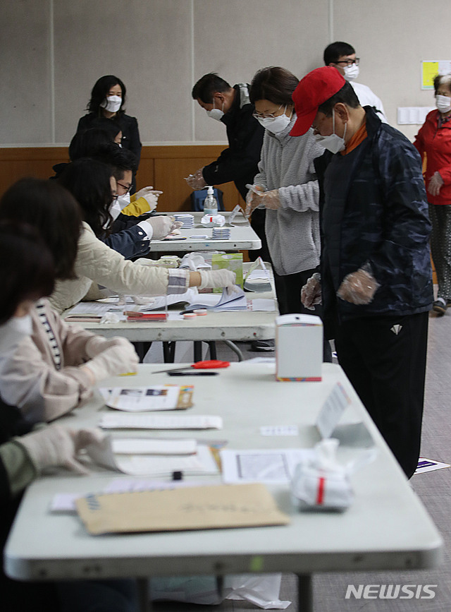 [서울=뉴시스]박주성 기자 = 서울시장 보궐선거일인 7일 오전 서울 동작구 사당종합사회복지관에 위치한 사당 제4동 제4투표소에서 시민들이 투표 용지를 받기 위해 기다리고 있다. 2021.04.07. park7691@newsis.com