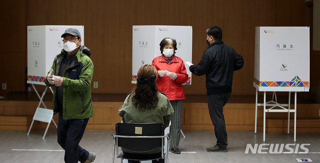 [서울=뉴시스]박주성 기자 = 서울시장 보궐선거일인 7일 오전 서울 동작구 사당종합사회복지관에 위치한 사당 제4동 제4투표소에서 시민들이 투표를 하고 있다. 2021.04.07. park7691@newsis.com