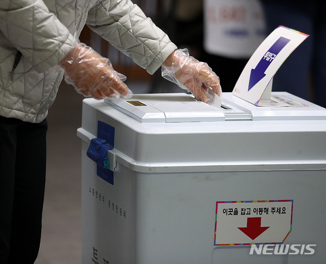 [서울=뉴시스]박주성 기자 = 서울시장 보궐선거일인 7일 오전 서울 동작구 사당종합사회복지관에 위치한 사당 제4동 제4투표소에서 시민들이 투표를 하고 있다. 2021.04.07. park7691@newsis.com