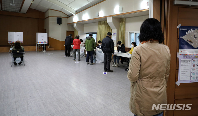 [서울=뉴시스]박주성 기자 = 서울시장 보궐선거일인 7일 오전 서울 동작구 사당종합사회복지관에 위치한 사당 제4동 제4투표소에서 시민들이 투표를 위해 기다리고 있다. 2021.04.07. park7691@newsis.com