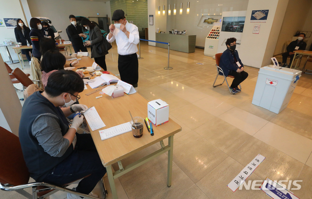 [서울=뉴시스]배훈식 기자 = 2021 재·보궐선거 투표일인 7일 오전 서울 광진구의 한 자동차 전시 판매장에 마련된 군자동 제2투표소에서 시민들이 투표를 하고 있다. 2021.04.07. dahora83@newsis.com