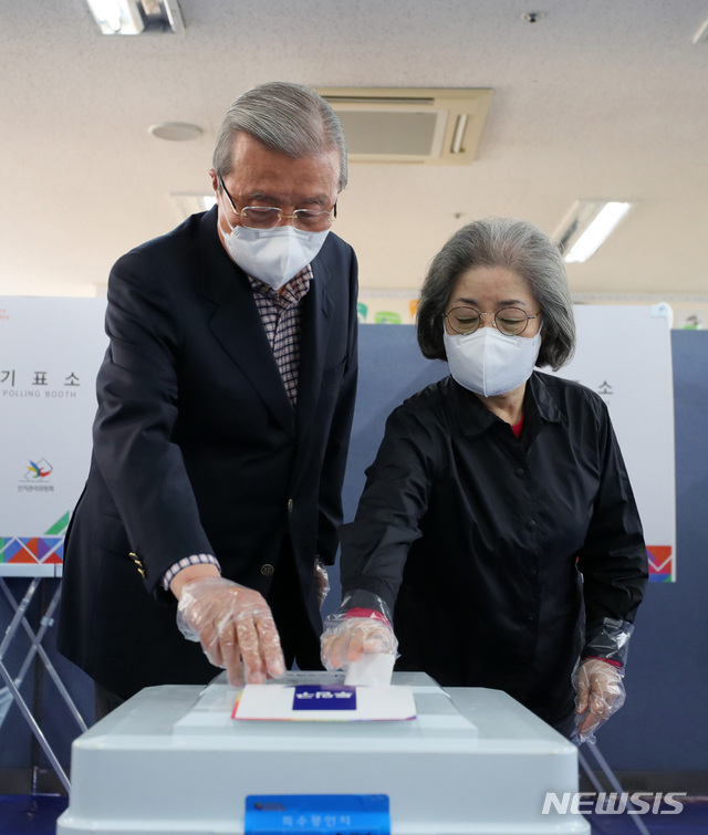 [서울=뉴시스]국회사진기자단 = 김종인 국민의힘 비대위원장과 부인인 김미경 이화여대 명예교수가 4·7 재보궐 선거일인 7일 서울 종로구 하비에르국제학교에 마련된 평창3투표소에서  투표를 하고 있다. 2021.04.07. photo@newsis.com