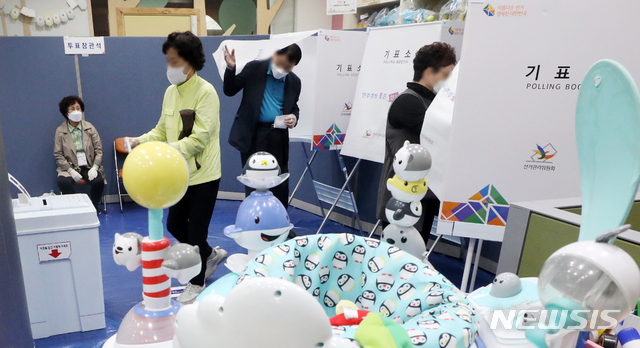 [서울=뉴시스]홍효식 기자 = 서울시장 재·보궐선거일인 7일 서울 마포구 도화장난감대여점에 마련된 도화동 제2투표소에서 시민들이 투표하고 있다. 2021.04.07. yesphoto@newsis.com