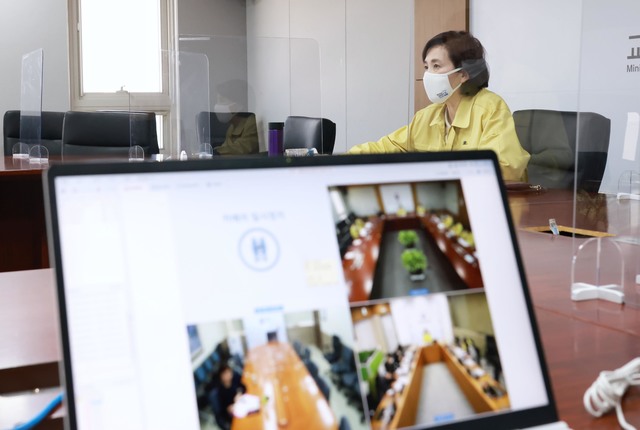 [서울=뉴시스] 유은혜 부총리 겸 교육부 장관이 7일 세종시 정부세종청사에서 정은경 질병관리청장, 최은화 서울대 교수 등과 함께 코로나19 학교 방역 관련 영상회의를 하고 있다. (사진=교육부 제공) 2021.04.07. photo@newsis.com *재판매 및 DB 금지