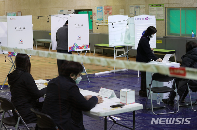 [서울=뉴시스]고승민 기자 = 재보궐선거일인 7일 서울 홍제3동 제3투표소(홍제배드민턴장)을 찾은 시민이 투표를 하고 있다. 2021.04.07. kkssmm99@newsis.com