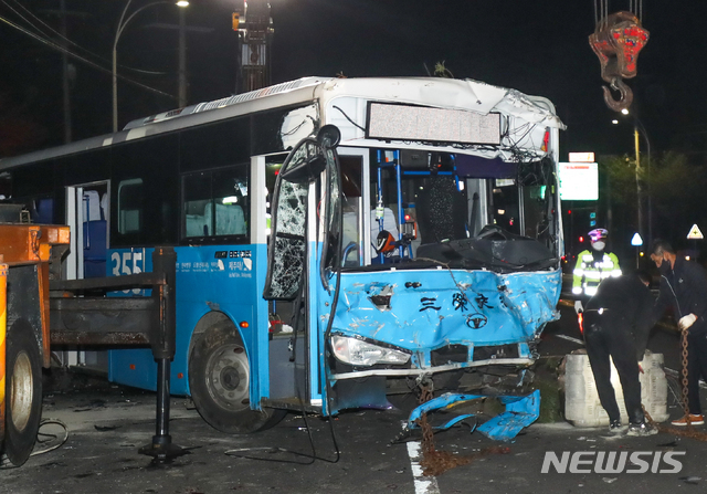 [제주=뉴시스]우장호 기자 = 6일 오후 제주시 아라1동 제주대학교 입구 사거리에서 발생한 연쇄 추돌사고로 전복됐던 버스가 처참한 모습으로 견인되고 있다. 2021.04.06. woo1223@newsis.com