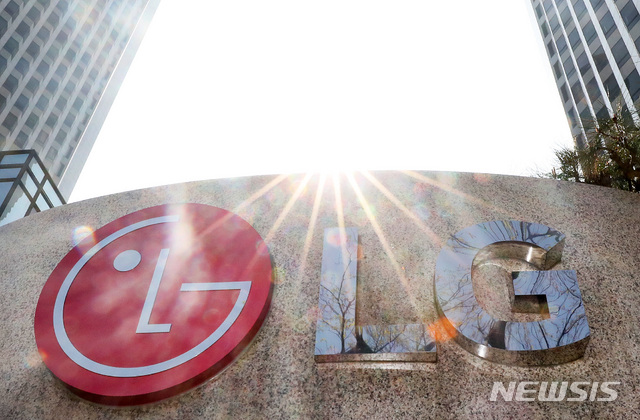 [서울=뉴시스]홍효식 기자 = LG전자는 올해 1분기 연결기준 매출액이 18조8057억원, 영업이익 1조5178억원으로 지난해 동기 대비 각각 27.7% 39.2% 증가했다고 공시한 7일 서울 영등포구 여의도 LG전자 본사 모습. 2021.04.07. yesphoto@newsis.com