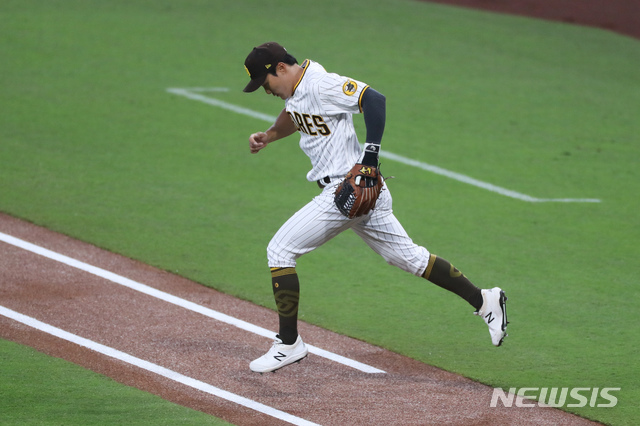 [샌디에이고=AP/뉴시스]샌디에이고 파드리스 김하성이 6일(현지시간) 미 캘리포니아주 샌디에이고의 펫코파크에서 열린 2021 메이저리그 샌프란시스코 자이언츠와의 경기에 유격수로 선발 출전해 경기장으로 들어서고 있다. 김하성은 2회 말 내야 안타를 기록한 가운데 4회 말 1-1로 경기가 진행되고 있다. 2021.04.07.