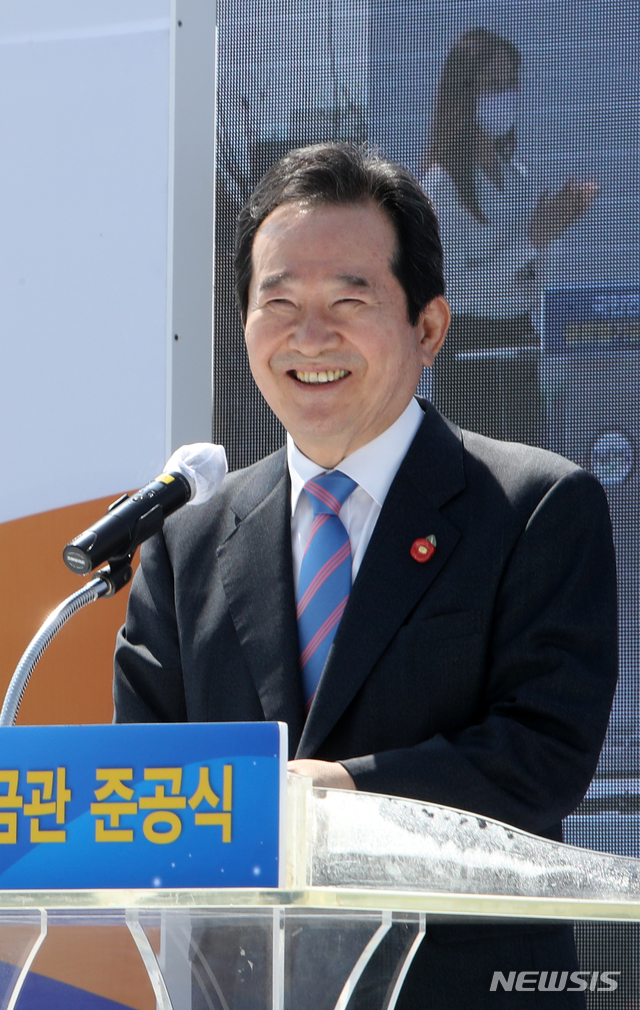 [전주=뉴시스]전북사진기자단 = 정세균 국무총리가 7일 전북 전주시 국민연금공단에서 열린 글로벌기금관 준공식에 참석해 관계자들과 테이프컷팅을 하고 있다. 2021.04.07.pmkeul@newsis.com