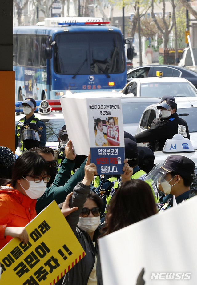 [서울=뉴시스]홍효식 기자 = 16개월 된 입양 딸 정인 양을 학대해 숨지게 한 혐의를 받는 양부모의 10차 공판이 열리는 7일 오후 서울 양천구 남부지방법원 앞에서 시민들이 입양모 장모씨가 탄 호송차량이 들어서자 양부모에 대한 강력한 처벌을 요구하며 피켓 시위를 하고 있다. 2021.04.07. yesphoto@newsis.com