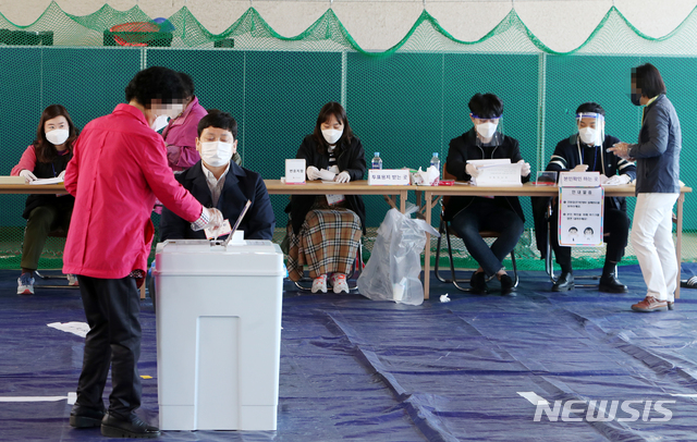 [김제=뉴시스] 김얼 기자 = 김제시 나선거구 기초의원 보궐선거 투표가 이어지고 있는 7일 전북 김제시 금구초등학교 투표소에서 유권자가 투표를 하고 있다. 2021.04.07.pmkeul@newsis.com