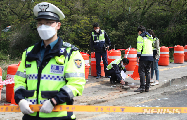 [제주=뉴시스]우장호 기자 = 제주대학교 앞 사거리에서 62명의 사상자를 낸 교통사고가 발생한 가운데 7일 오후 제주시 아라1동 사고 현장에서 도로교통공단 관계자들이 감식 작업을 벌이고 있다. 2021.04.07. woo1223@newsis.com