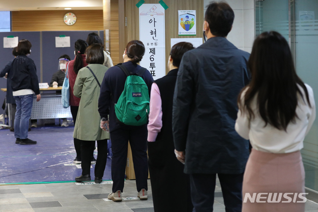 [서울=뉴시스]이윤청 기자 = 재보궐선거일인 7일 오후 서울 마포구 아현동제6투표소(마포래미안푸르지오 4단지 커뮤니티센터)를 찾은 시민들이 투표하기 위해 대기하고 있다. 2021.04.07. radiohead@newsis.com