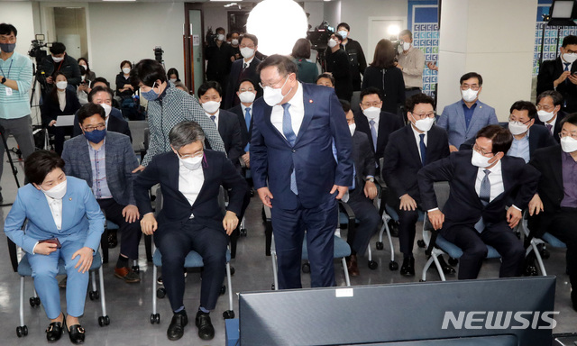 [서울=뉴시스]국회사진기자단 = 김태년 더불어민주당 대표 직무대행이 7일 오후 서울 여의도 당사에 마련된 상황실에서 4.7 재보궐 선거 출구조사 결과 발표를 확인 후 굳은 표정으로 자리에서 일어나고 있다. 2021.04.07. photo@newsis.com