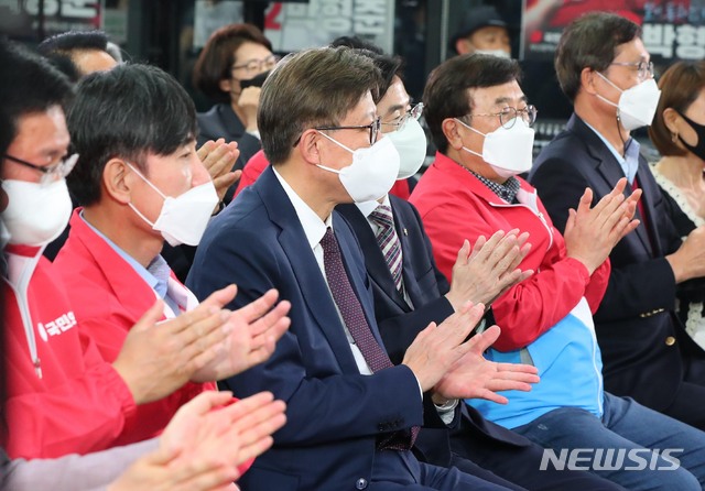 [부산=뉴시스]최동준 기자 = 박형준 국민의힘 부산시장 후보가 7일 부산진구에 위치한 선거사무소에서 출구조사 방송을 지켜보며 박수를 치고 있다. (공동취재사진) 2021.04.07. photo@newsis.com